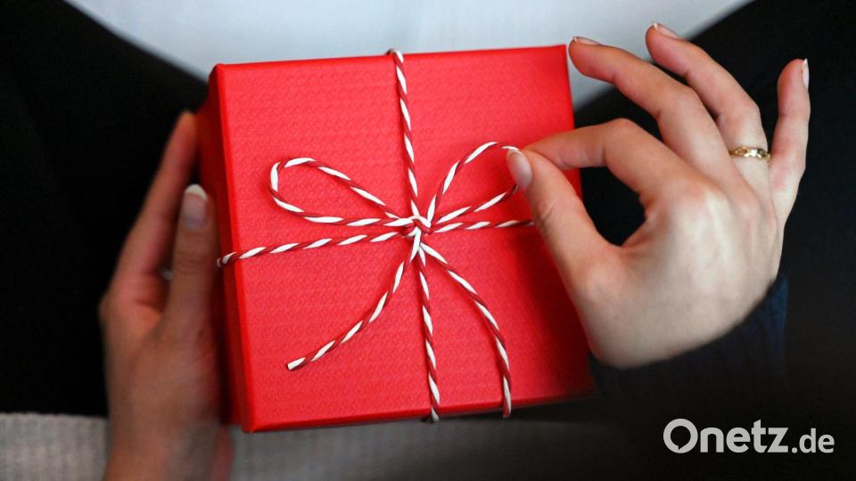 Eine Geschenkbox für sich selbst: Rund 2000 Euro geben die Bundesbürger nach einer Umfrage pro Jahr für "Ich-Geschenke" aus. Bild: Elisa Schu/dpa