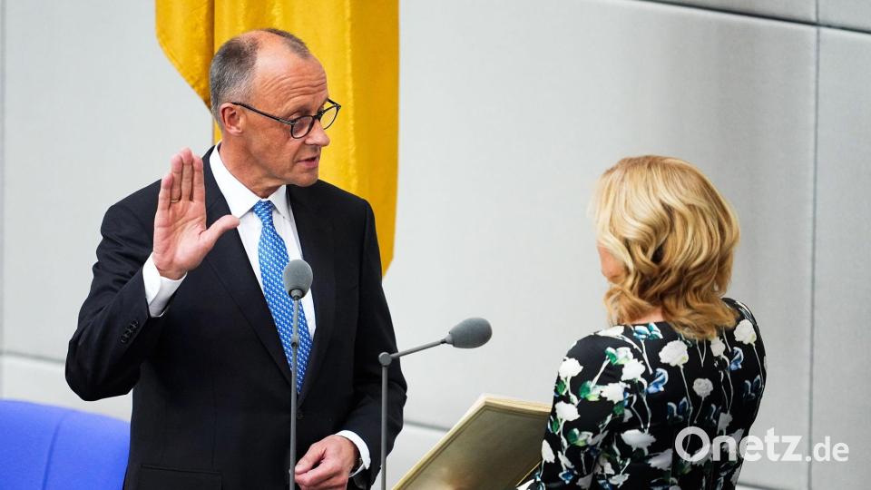 Wie der Kanzler müssen auch seine Minister einen Eid mit der Amtsübernahme leisten. (Archivbild) Bild: Michael Kappeler/dpa