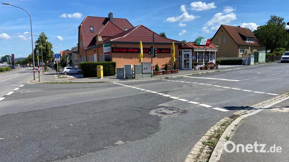 Hier sollte die neue Fahrradstraße im Amberger Stadtteil Wagrain in die Bayreuther Straße/B299 (links) einmünden. Sie steht jetzt erst einmal zur erneuten Prüfung an. Bild: Andreas Ascherl