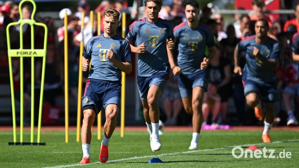 Auch die Nationalspieler um Joshua Kimmich (l) sind beim Bayern-Training wieder dabei. Bild: Angelika Warmuth/dpa
