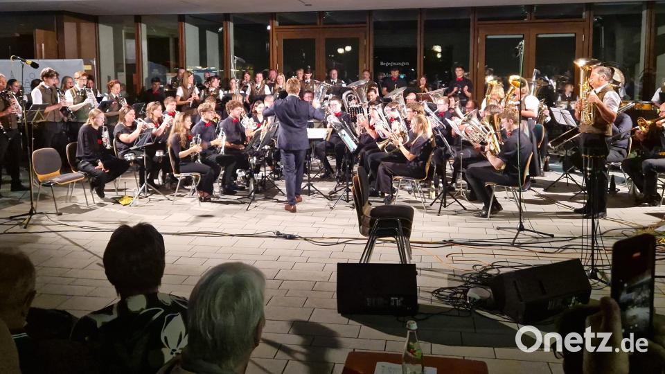 Die Musikkapelle und die Evolution Brass Band begeisterten bei der Sommerserenade der Musikkapelle Schwarzenfeld das Publikum. Bild: mab