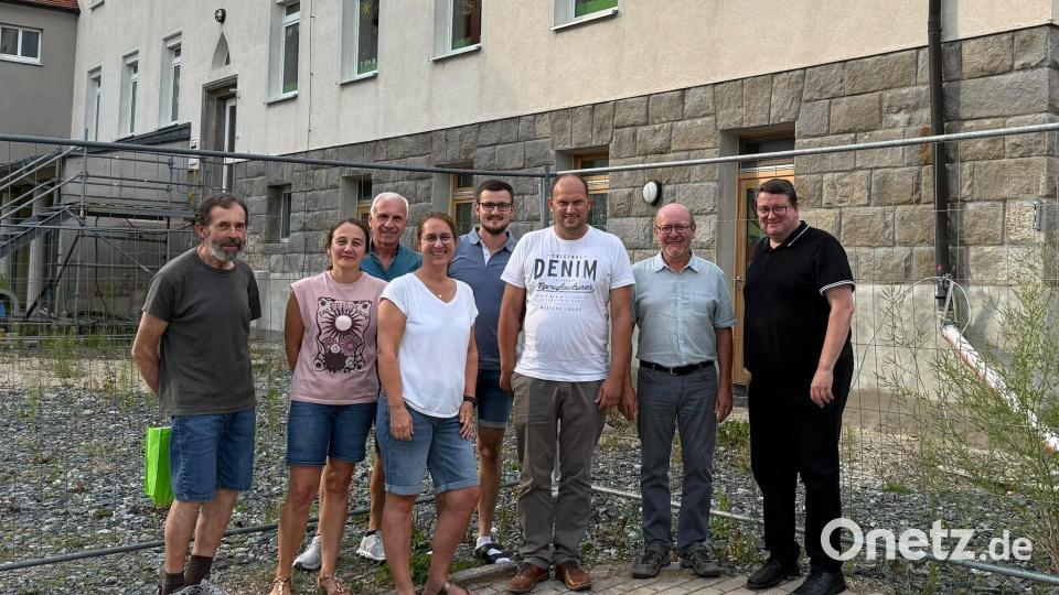 Dem Entscheidungsgremium gehörten (von rechts) Pfarrer Udo Klösel, 2. Bürgermeister Robert Brenner, 1. Bürgermeister Thomas Kleber, Kirchenrat Christoph Demleitner, Kirchenpflegerin Nicole Hummer, Kirchenrat Karl Schmid, Kirchenrätin Manuela Bösl und Kirchenrat Albert Zierer an. Bild: Martin Nickl