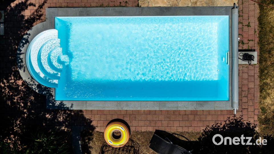 Scheint die Sonne auf das Wasser und erwärmt es, können Mikroorganismen gut wachsen. (Archivbild) Bild: Philipp von Ditfurth/dpa