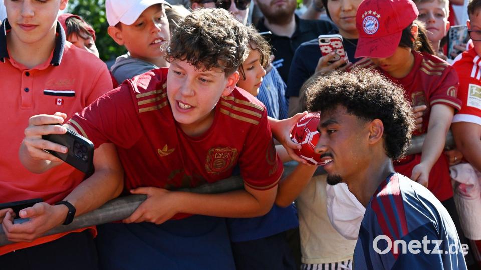 Gefragt bei den Bayern-Fans: Neuzugang Nathaniel Brown. Bild: Angelika Warmuth/dpa