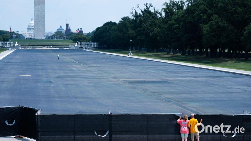 Passanten spähen in Washington über den Zaun Bild: Allison Robbert/AP/dpa