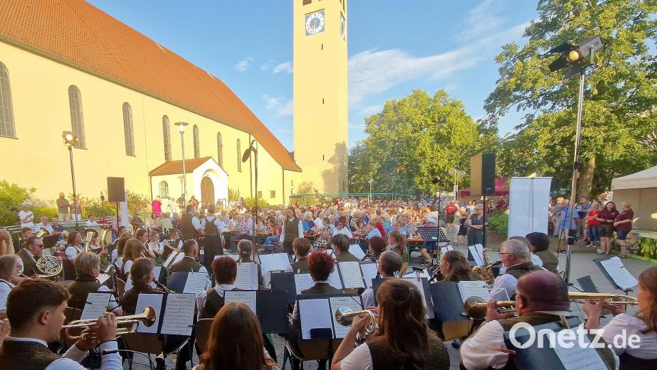 Die Musikerinnen und Musiker spielten bei bestem Sommerwetter zwischen Kirche und Rathaus auf ihren Blasinstrumenten. Bild: mab