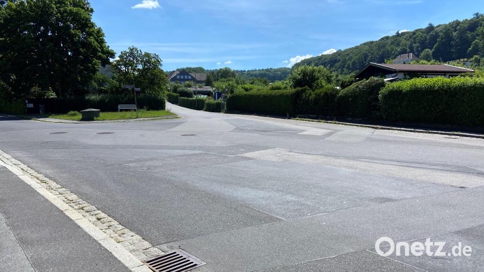 An der Gabelung Langangerweg und Kugelfang könnten rechts zwölf zusätzliche Querparkplätze abmarkiert werden. Bild: Andreas Ascherl