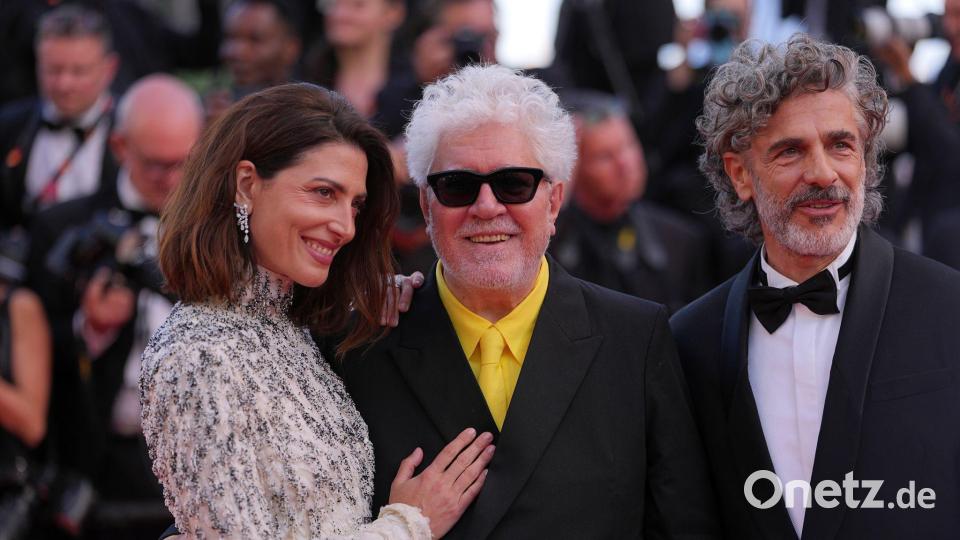 Bárbara Lennie (l-r), Pedro Almodóvar und Leonardo Sbaraglia in Cannes. (Archivbild) Bild: Andreea Alexandru/Invision/AP/dpa