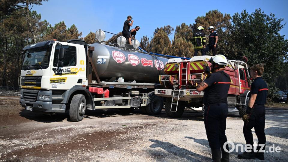 Viele Freiwillige unterstützen den Einsatz der Feuerwehr, unter anderem, in dem sie mit privaten Tankwagen Wasser für die Feuerwehr herbeischaffen. Bild: Emma Da Silva/AP/dpa