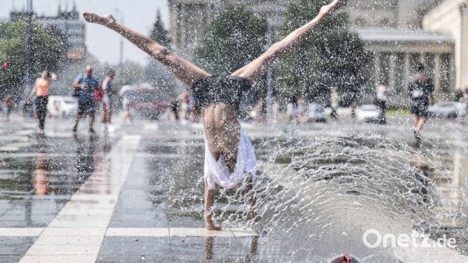 Notfalls hilft ein Wasserwerfer der Polizei: Hitze in Budapest. (Archivbild) Bild: Martin Kovacs/MTI/AP/dpa