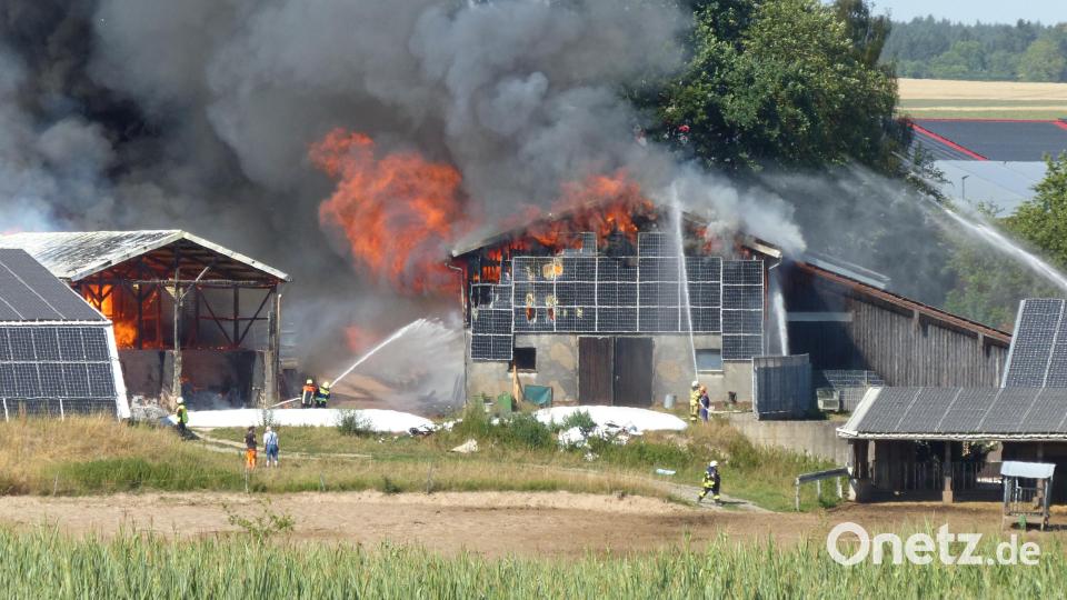 Zwei große Stallungen brennen. Bild: lgc