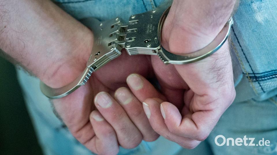 Die Polizei hat zwei mutmaßliche Mitglieder der Terrororganisation Islamischer Staat festgenommen, darunter einen 46-Jährigen in Weiden. Symbolbild: Boris Roessler/dpa