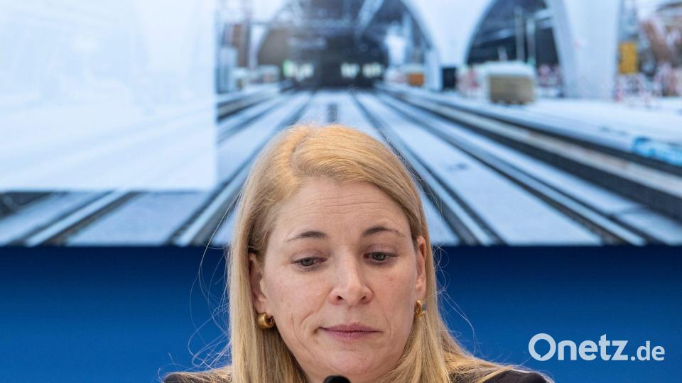 Bis Mitte der 2030er Jahre will Konzernchefin Evelyn Palla eine Bahn aufstellen, die stolz macht. (Archivbild) Bild: Marijan Murat/dpa