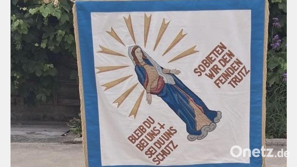 Die andere Seite der Fahne zeigt die Muttergottes. Bild: Annemarie Mösbauer