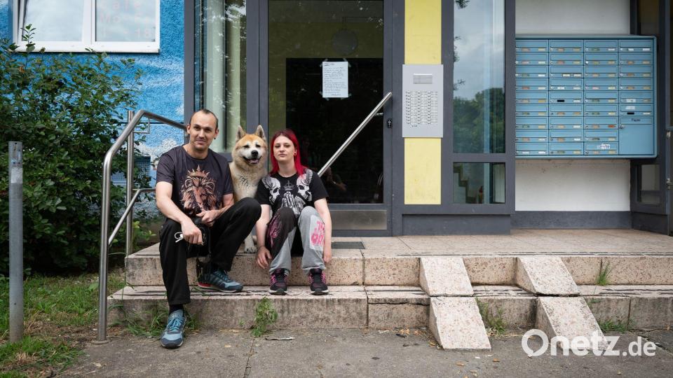 Das Paar teilt sich eine Einzimmerwohnung im elften Stock des Hochhauses. Bild: Soeren Stache/dpa