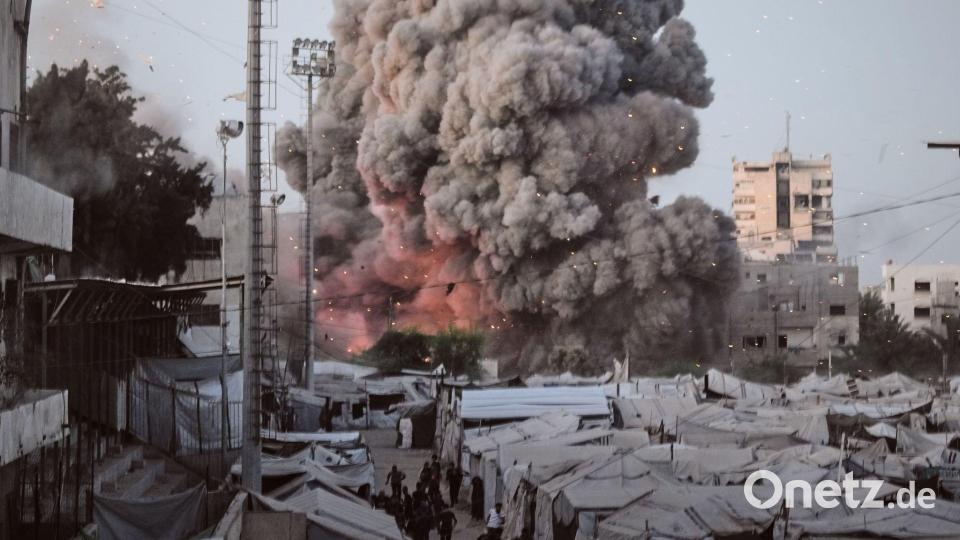 Nach einem israelischen Angriff in Gaza Stadt steigt Rauch auf. Bild: Jehad Alshrafi/AP/dpa