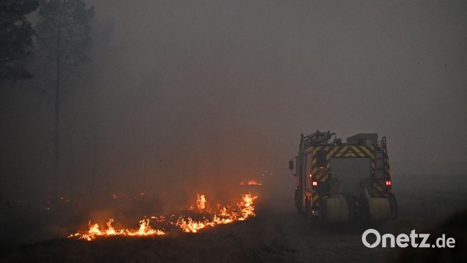 Die Waldbrände bei Bordeaux verursachen dichten Rauch. Bild: Emma Da Silva/AP/dpa