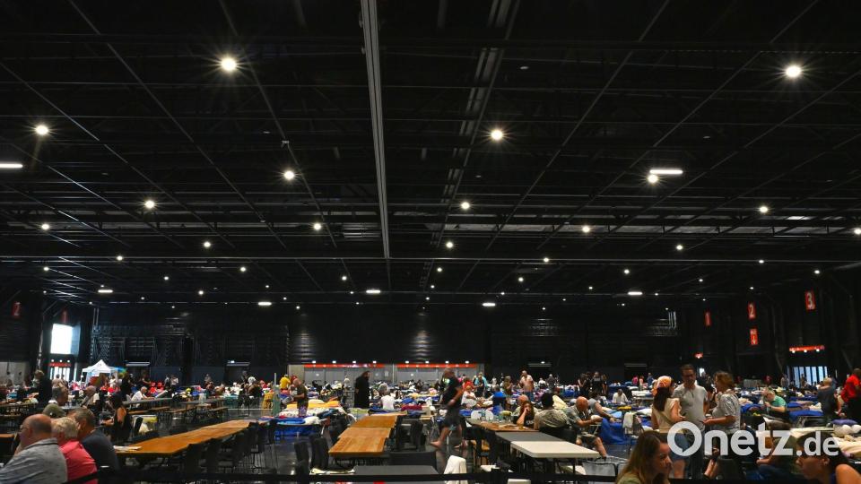 In Hoch-Zeiten waren fast 7.000 Menschen in der Notunterkunft in den Messehallen untergebracht. Bild: Katharina Kausche/dpa