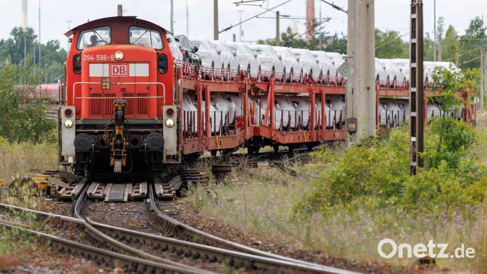 Beim Güterverkehr auf der Schiene herrscht großer Konkurrenzkampf. Bei DB Cargo werden Tausende Stellen wegfallen. (Archivbild) Bild: Daniel Karmann/dpa