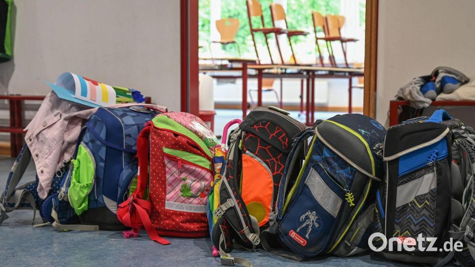 Die Schule beginnt wieder für erste Kinder. (Symbolbild) Bild: Arne Dedert/dpa