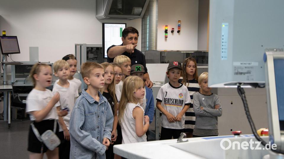 Grundschüler zeigten große Begeisterung für Zeitungsprodukte von Oberpfalz-Medien. Bild: Lea Zirkelbach
