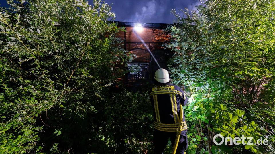 Die Nachlösch- und Sicherungsmaßnahmen zogen sich bis in die frühen Morgenstunden hin. Bild: Pia Bayer/dpa