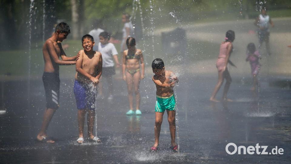 In Madrid und anderen Städten sorgen auch Wasserspiele für Abkühlung im Sommer. (Archivbild) Bild: Andrea Comas/AP/dpa
