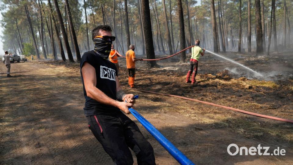 Bei ihren Löscharbeiten wird die Feuerwehr in Frankreich von Anwohnern, Landwirten und weiteren Freiwilligen unterstützt. Bild: Baz Ratner/AP/dpa