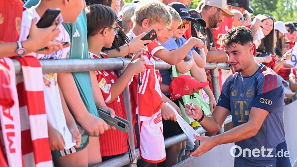 Die Autogramme von DFB-Stars wie Aleksandar Pavlovic sind gefragt. Bild: Angelika Warmuth/dpa