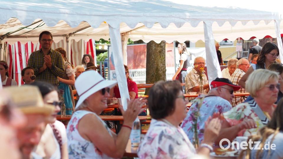 Beste Stimmung auf dem Dorffest. Bild: Ida Rosenschon