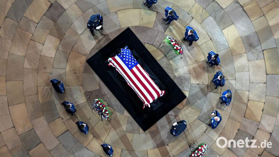 Menschen stehen während einer Gedenkfeier des US-Kongresses in der Rotunde des Kapitols in Washington neben dem Sarg von Senator Lindsey Graham. Bild: Kenny Holston/Pool The New York Times/AP/dpa