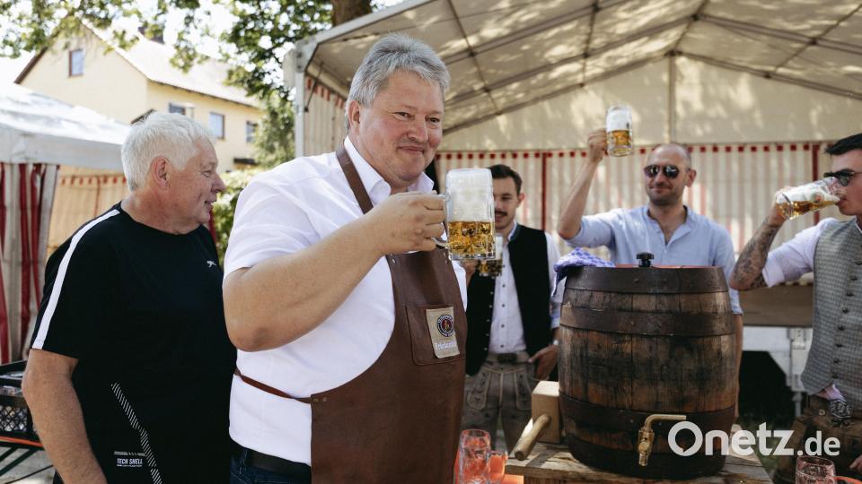 Mit nur einem Schlag beim Bieranstich sorgte Bürgermeister Bernhard Schmidt für viel Applaus. Bild: Simone Reger