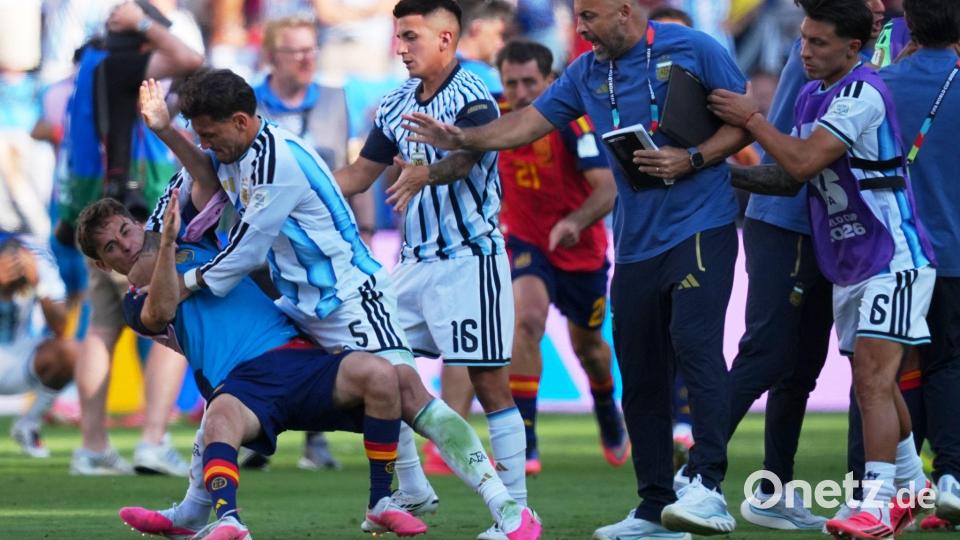Gavi (l) und Leandro Paredes (2.v.l.) sollen beim Weltverband FIFA Stellung zu den Vorfällen nach dem WM-Finale nehmen. (Archivbild) Bild: Julio Cortez/AP/dpa