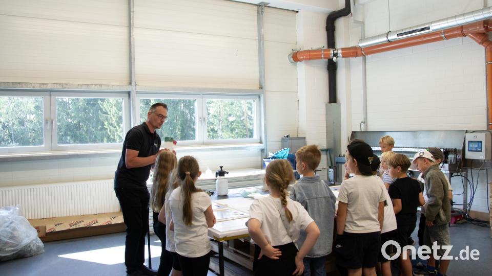 Grundschüler zeigten große Begeisterung für Zeitungsprodukte von Oberpfalz-Medien. Bild: Lea Zirkelbach
