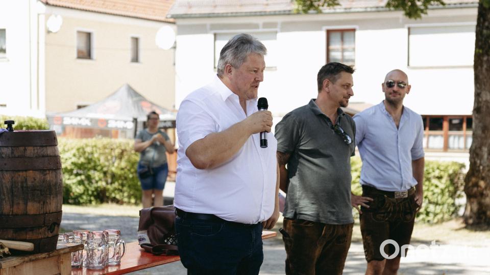 Bürgermeister Schmidt richtet einige Grußworte zum Festauftakt an die Anwesenden. Daneben Albert Fichtner und Korbinian Kreuzer aus dem Festausschuss der Dorfgemeinschaft. Bild: Simone Reger