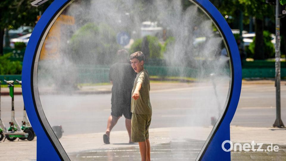 In Rumäniens hitzegeplagter Hauptstadt Bukarest hat das Rathaus Straßenduschen zur Erfrischung aufgestellt. (Archivbild) Bild: Vadim Ghirda/AP/dpa