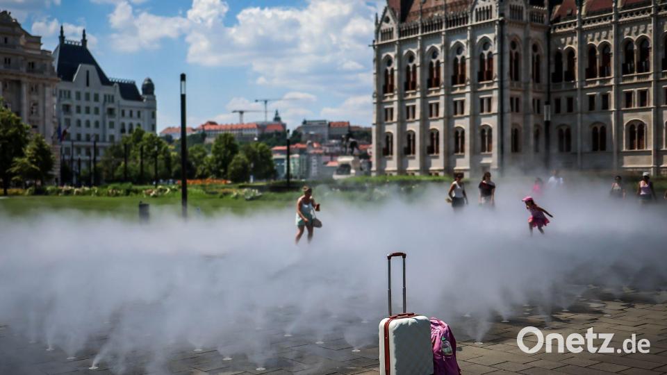 Kühlung mit Sprühnebel mitten in Budapest. (Archivbild) Bild: David Balogh/XinHua/dpa
