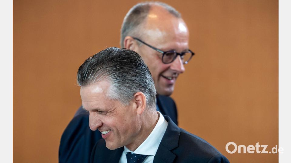 Stühlerücken - Merz und Frei im Bundeskabinett Bild: Michael Kappeler/dpa