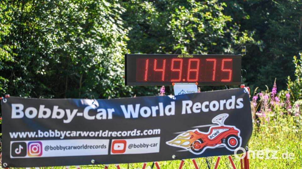 Offiziell gemessen: Mit 149,875 Kilometern pro Stunde ist Marcel Paul mit einem Bobby-Car gerast. Bild: Jason Tschepljakow/dpa