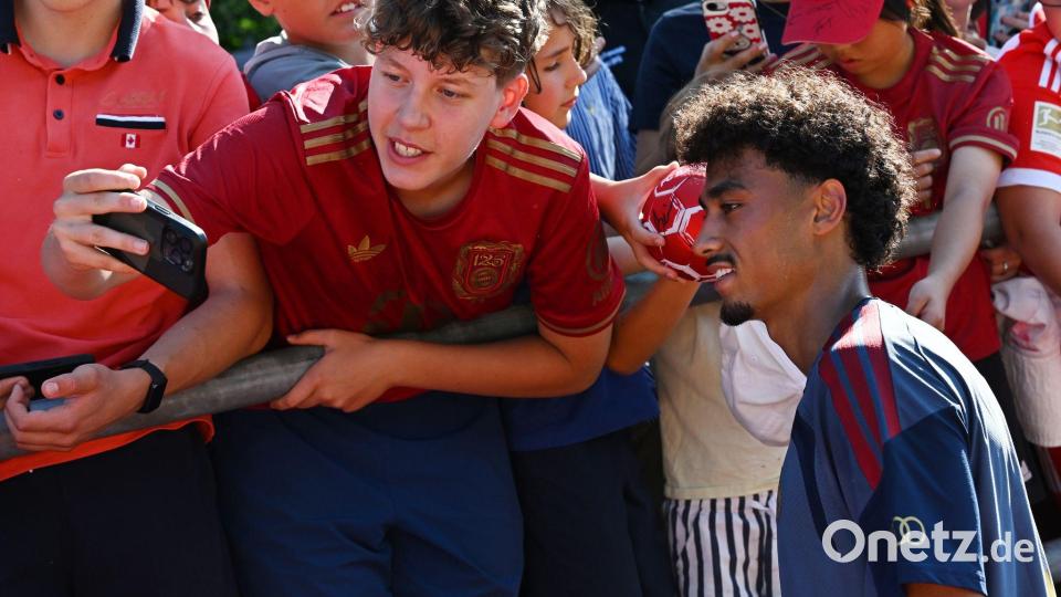 Neuzugang Nathaniel Brown lässt sich von den Fans fotografieren. Bild: Angelika Warmuth/dpa