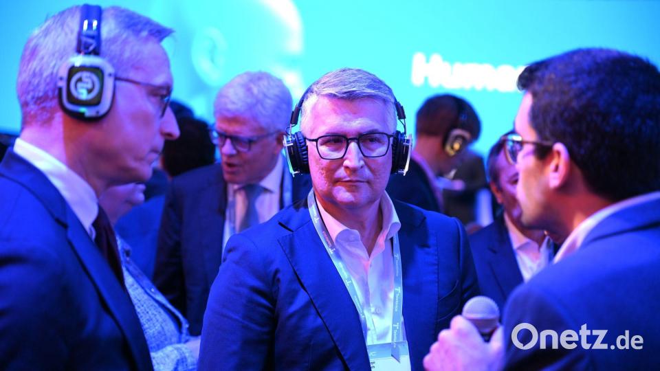 Ein neuer Chef soll es richten: Santiago Argelich Hesse (Mitte) neben Bundesdigitalminister Karsten Wildberger (CDU, links) beim Rundgang über den Telefónica-Messestand bei der Digitalmesse MWC in Barcelona im März. Bild: Wolf von Dewitz/dpa
