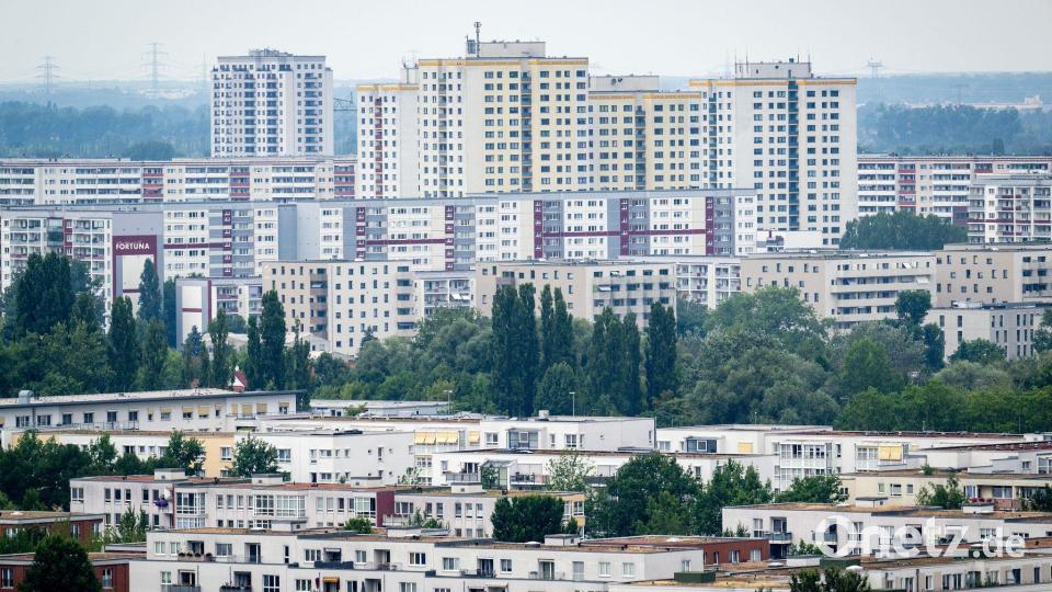 Zwischen den Hochhäusern gibt es große Grünflächen. Bild: Soeren Stache/dpa