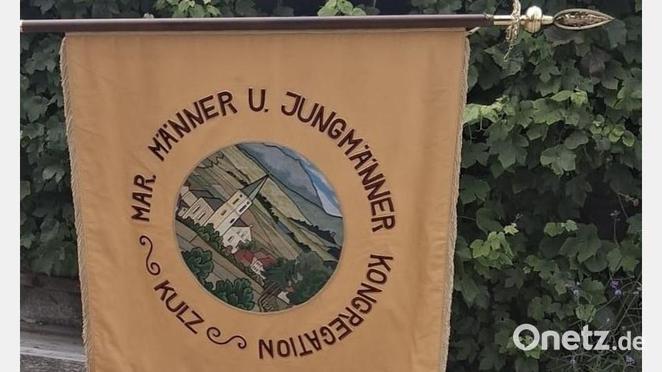 Auf der restaurierten Fahne der MMC Kulz ist die Expositurkirche Kulz abgebildet. Bild: Annemarie Mösbauer