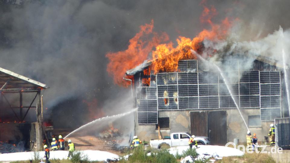 Die Feuerwehren kämpfen nicht nur gegen die Flammen, sondern auch gegen die Außentemperaturen von 35 Grad. Bild: lgc