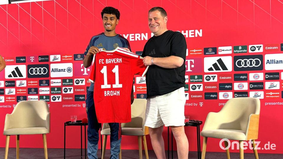 Bayern-Neuzugang Nathaniel Brown (l) und Sportvorstand Max Eberl (r) sprachen über die Bayern-Ziele. Bild: Christian Kunz/dpa