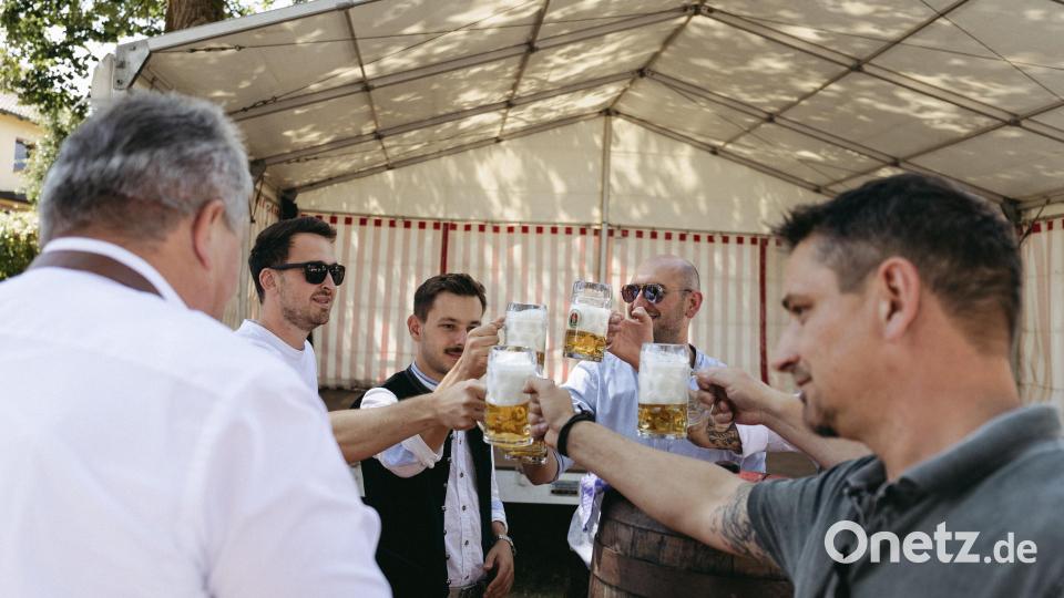 Das erste Fass Freibier vonder Schlossbrauerei Friedenfels war schnell unter die Leute gebracht. Bild: Simone Reger