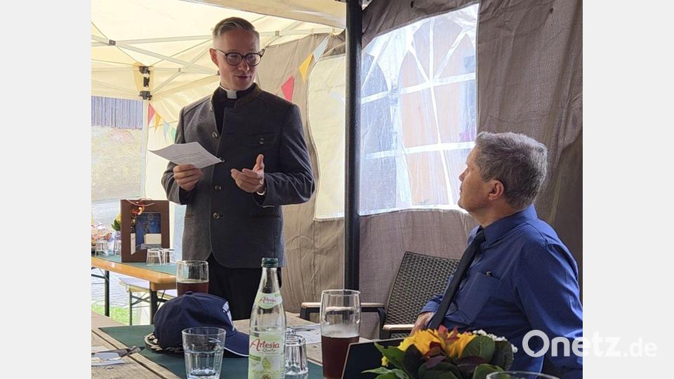 Pfarrer Adam Karolczak (links) wünschte Josef Rewitzer (rechts) alles Gute zum Geburtstag. Bild: Laura Lindner