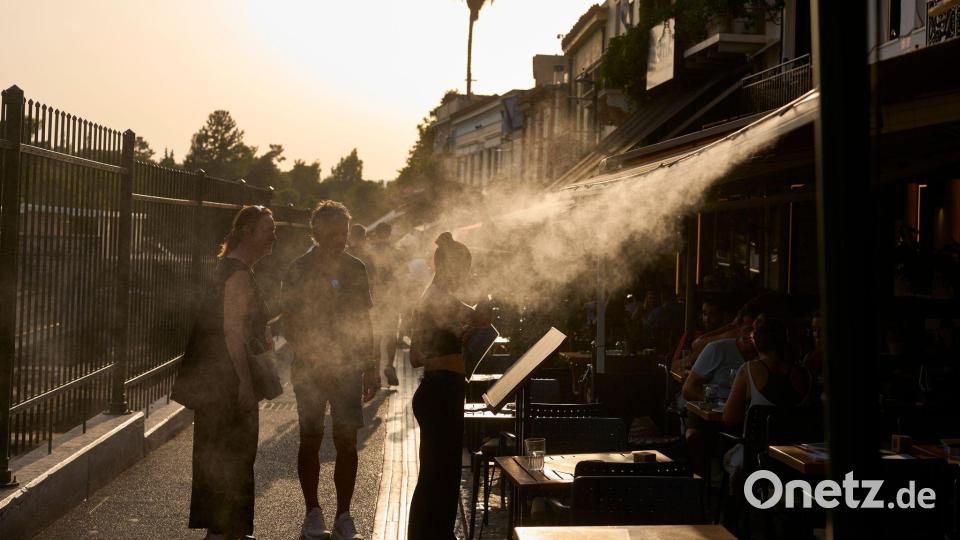 Jede Erfrischung ist willkommen, wenn die Temperaturen in Athen auf über 40 Grad steigen. (Archivbild) Bild: Petros Giannakouris/AP/dpa