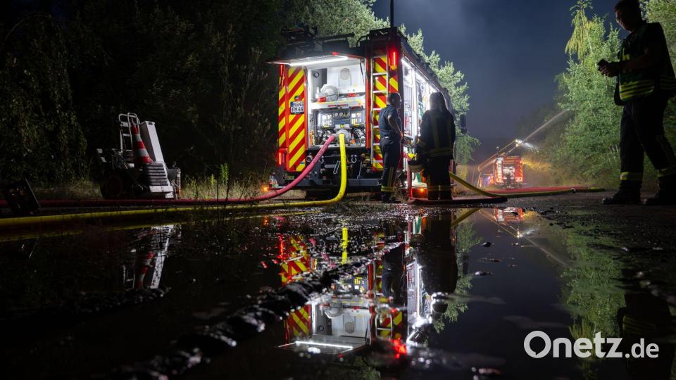 Mehr als 180 Einsatzkräfte waren am Dienstag mit der Bekämpfung des Feuers beschäftigt. Bild: Pia Bayer/dpa
