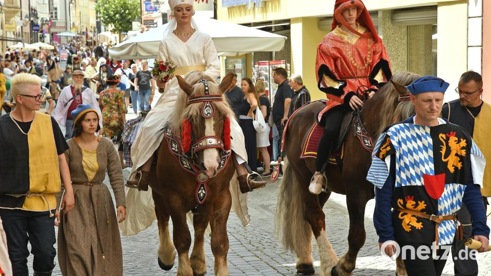 Alle feiern die Hochzeit von Pfalzgraf Philipp und Margarete von Bayern-Landshut. Bild: Petra Hartl